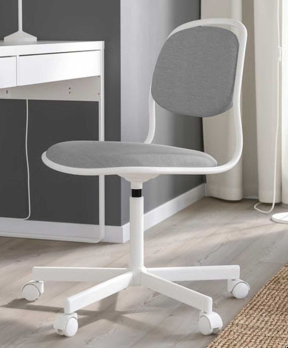 Cadeira IKEA usada, com poucos meses, o preço na IKEA é €60