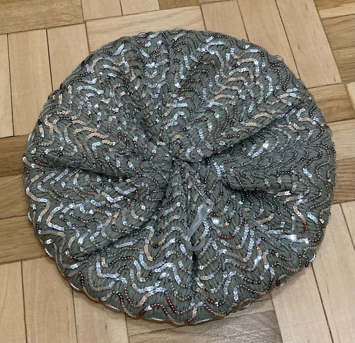 Srebrny beret z cekinami - nowy