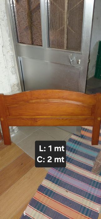 Mobilia de quarto em pinho
