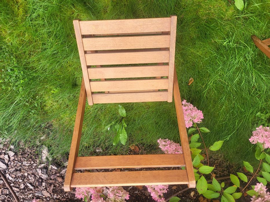 Dwa składane, drewniane krzesła Ikea idealne na balkon