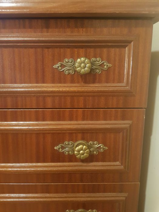 Mesa antiga com 4 gavetas.