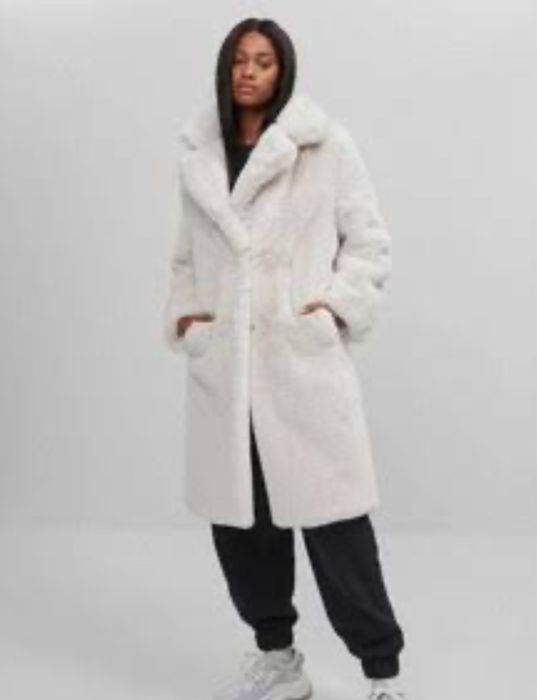 шуба bershka біла