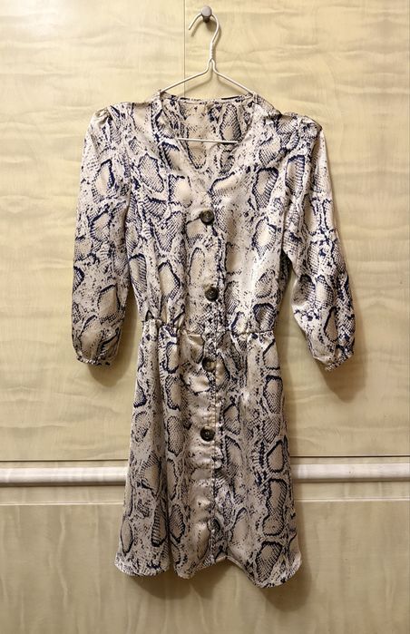 Атласна сукня з анімалістичним принтом S