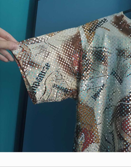 Wzorzysta bluzka z krótkim rękawem i cyrkoniami