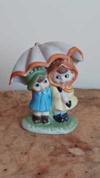 Figurka  - Dzieci pod parasolem