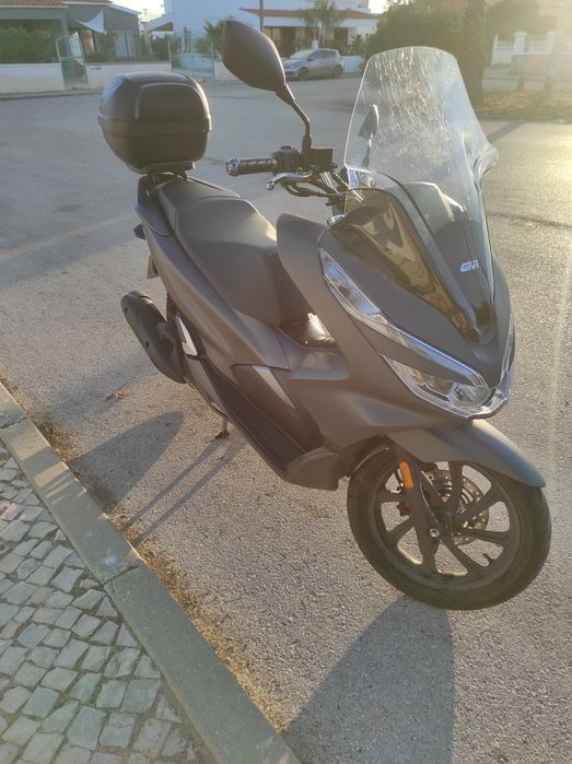 HONDA PCX 125 
HH10/2019 com 39500km 
Pneus novos 
Top case givi
Visei