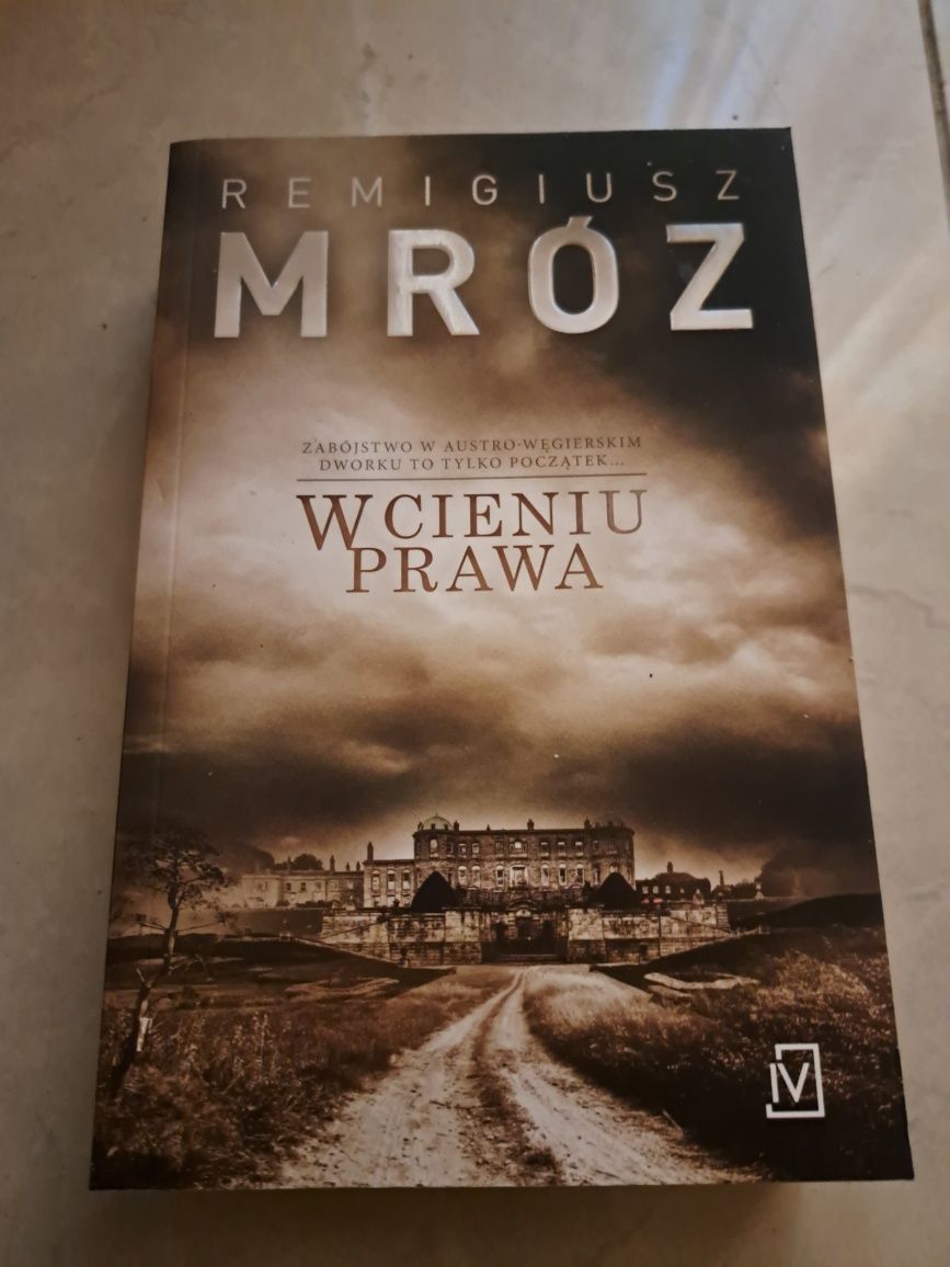 Książka thriller Remigiusz Mróz " W Cieniu Prawa "