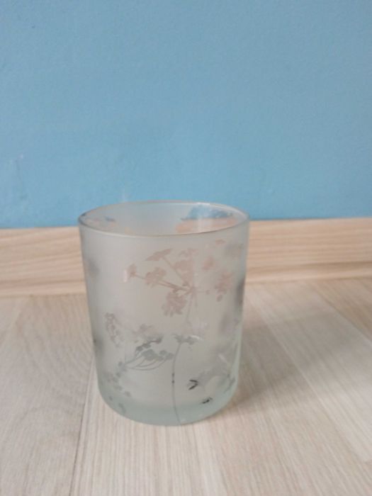 Świecznik z kwiatowym motywem