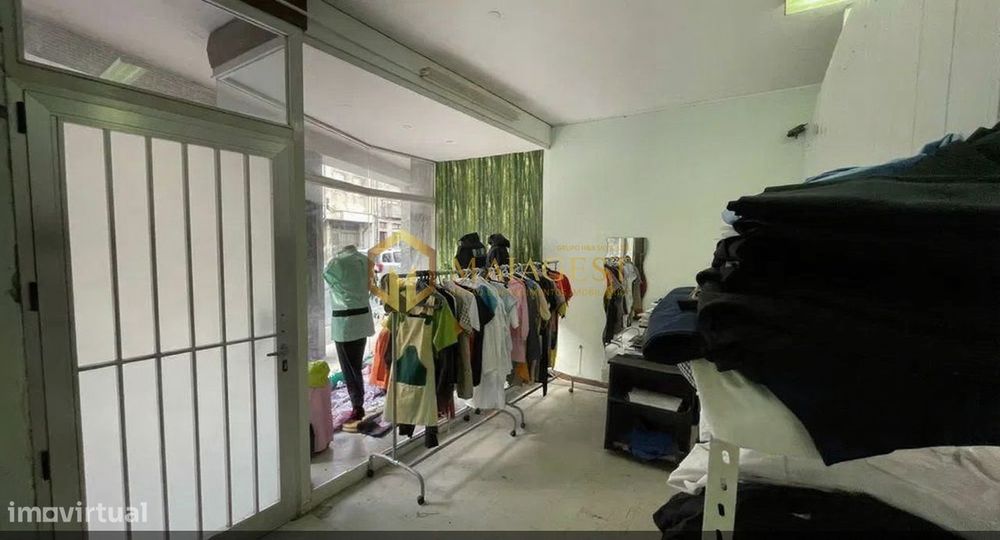 Loja no centro do Porto com amplo terraço