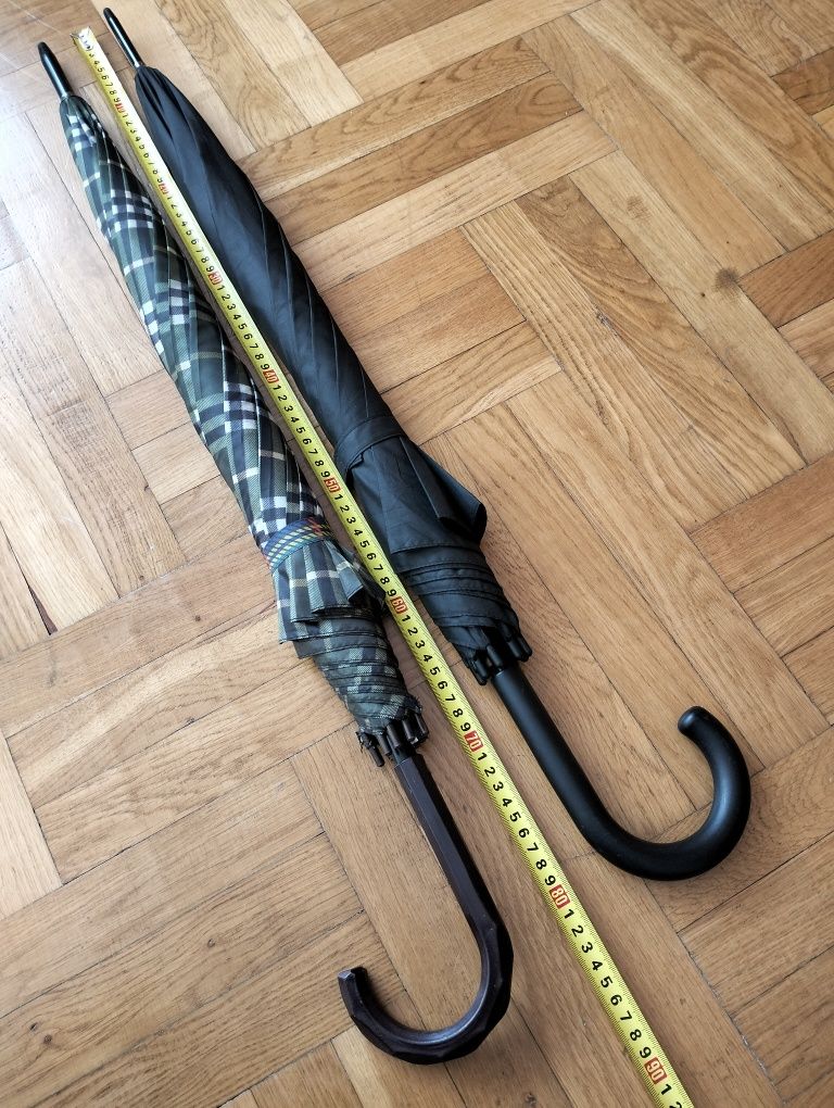 Dwa duże parasole, parasolki laski