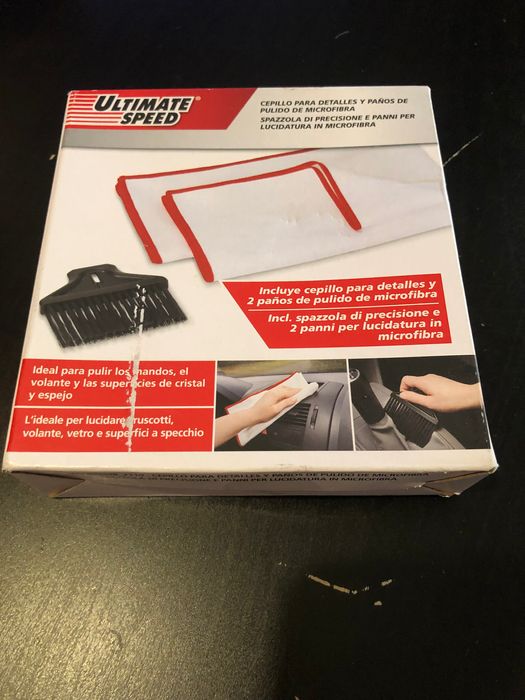 Escova e panos de microfibras para limpeza e polimento de carro