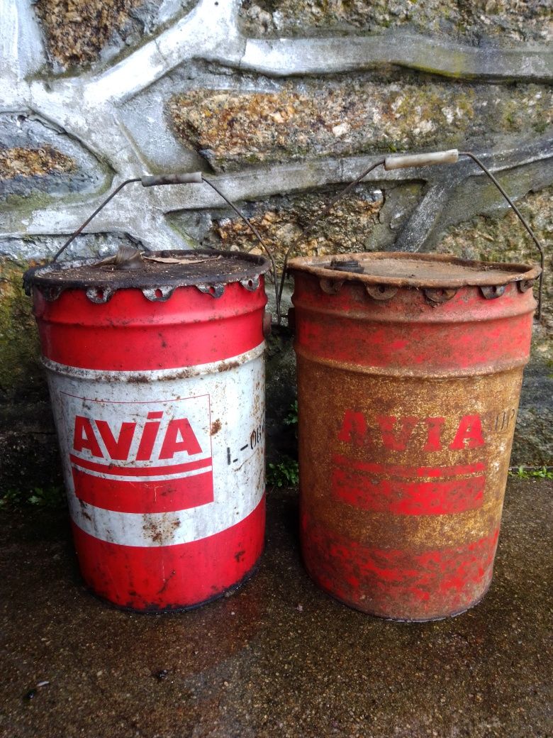 Latas Antigas de Óleo. Marcas AVIA. Tutela