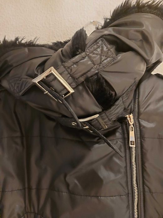 Blusão preto com gola de pêlo