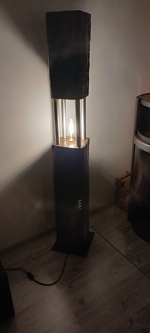 Lampa stojąca ze starej belki