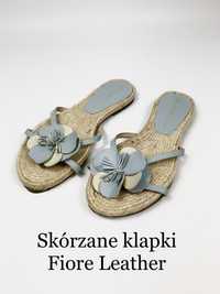 Jasnoniebieskie letnie skórzane klapki Fiore Leather z kwiatkami