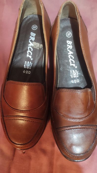 Sapatos de pele castanhos