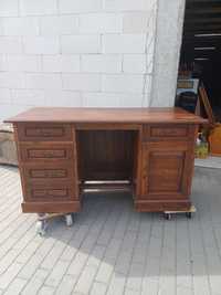 Konkretne drewniane biurko