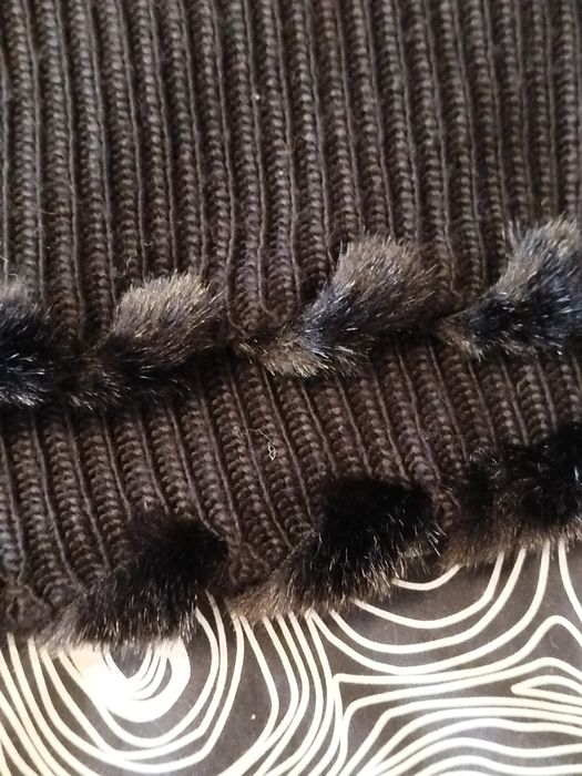 Czarny komin z futerkiem szal