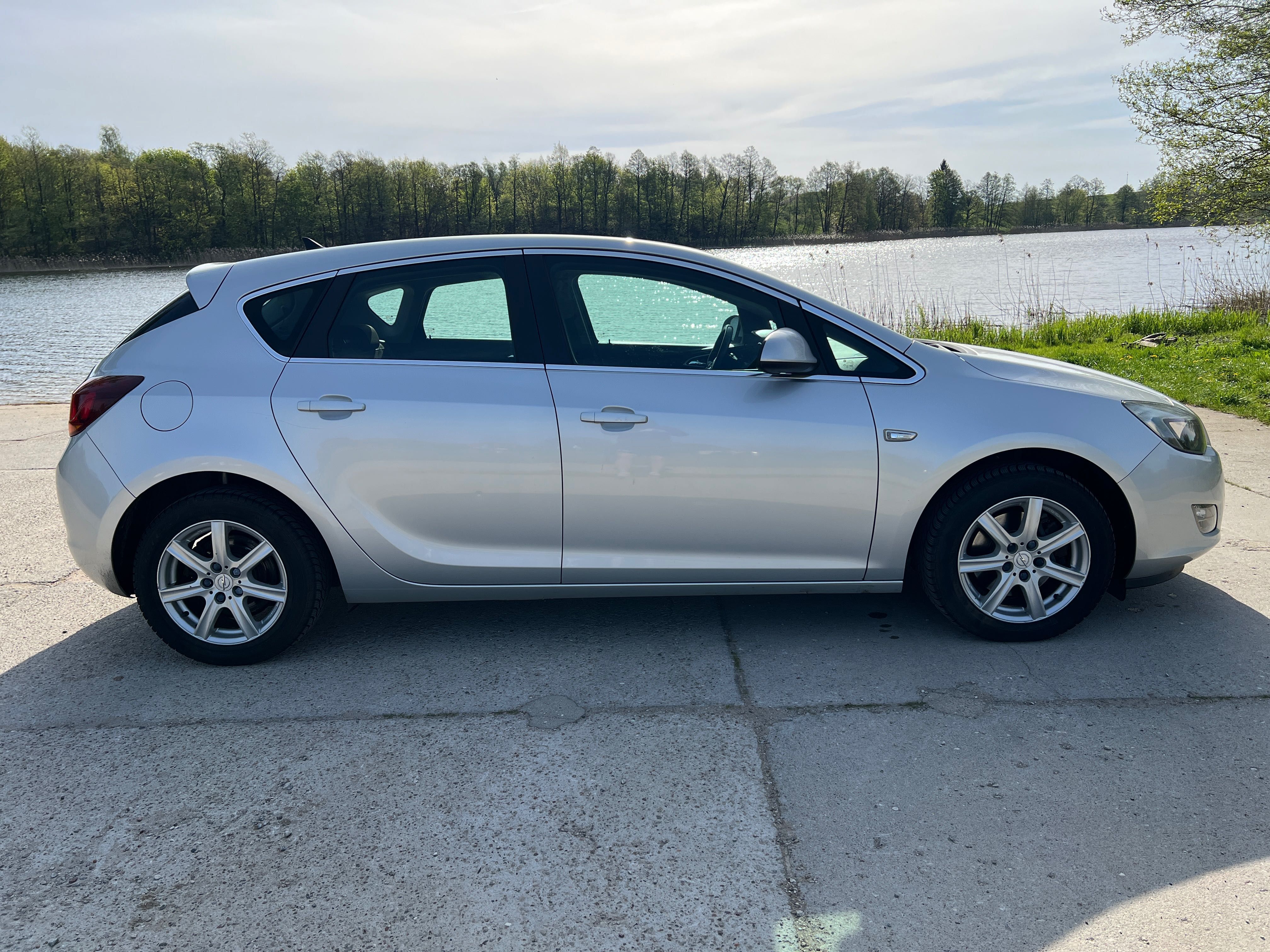 Opel Astra J rok 2010/1.7 diesel.