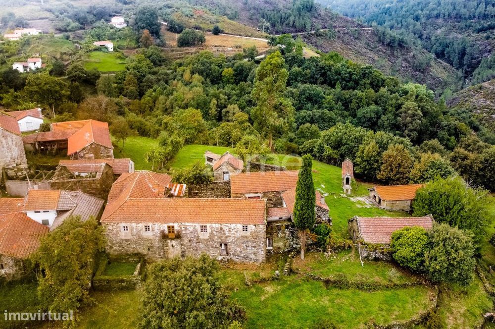 Quinta com dependências e terreno no aldeamento da Seara - Montalegre