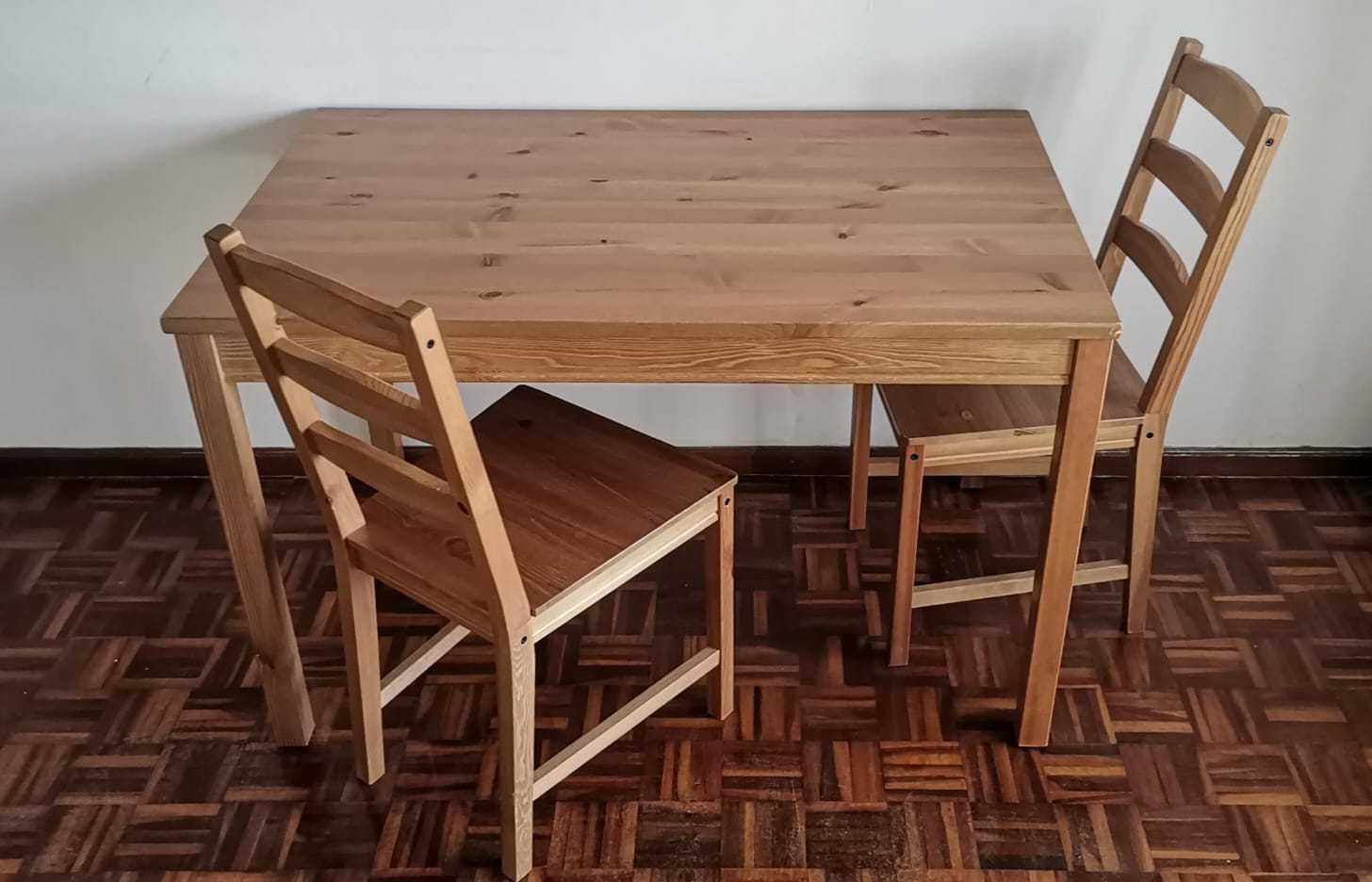 Mesa IKA com duas cadeiras