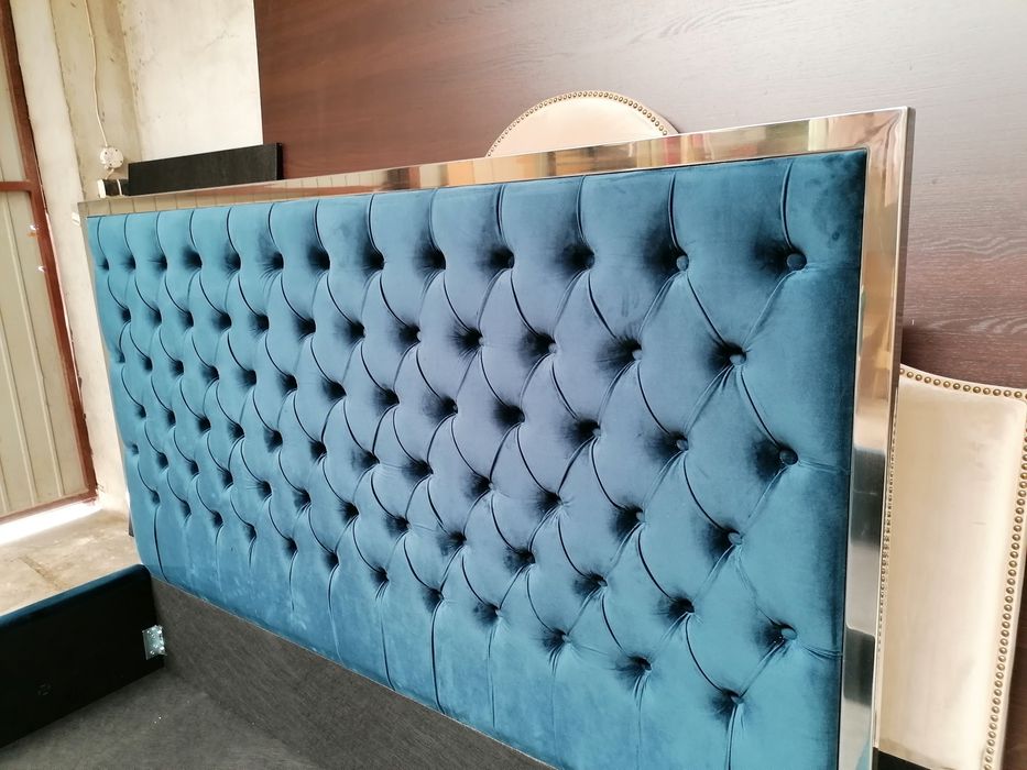 Łóżko tapicerowane pikowane ramka chrom sypialnia Chesterfield