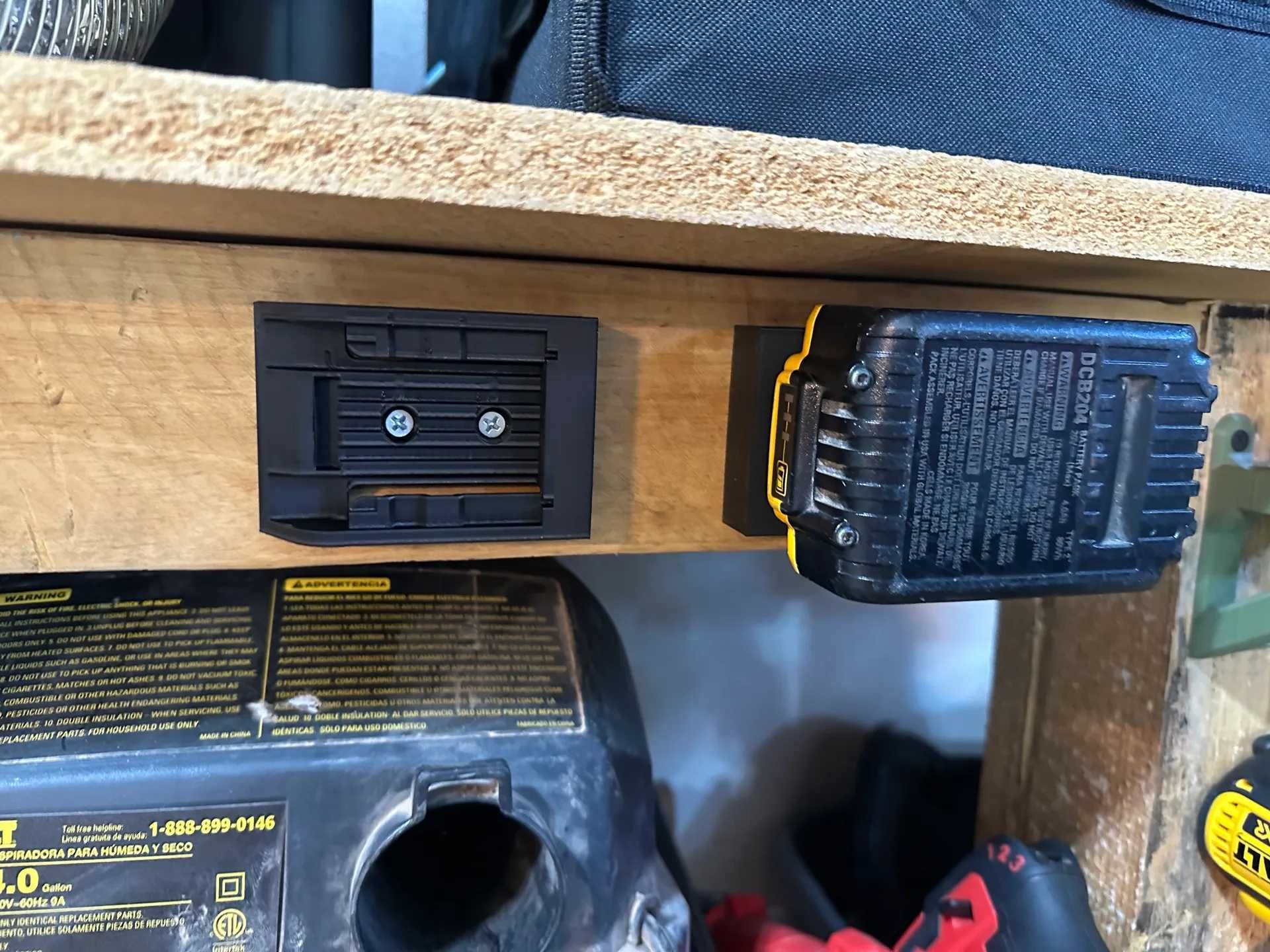 Настінний тримач настенный держатель для аккумуляторов DeWalt