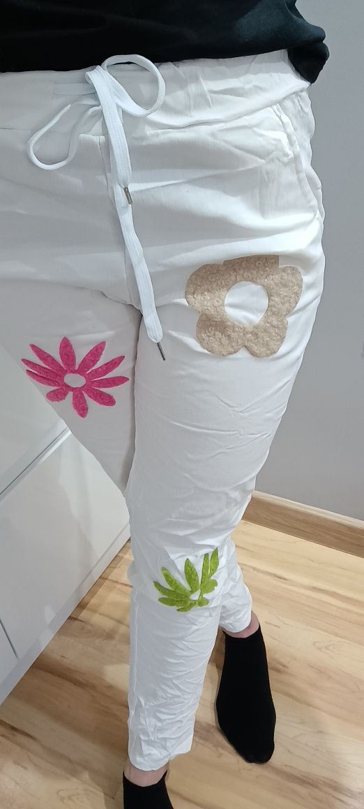 Spodnie na gumce białe w kwiatki