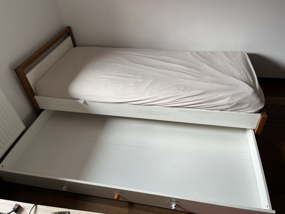 Zestaw mebli bialych z litego drewna marki PINIO