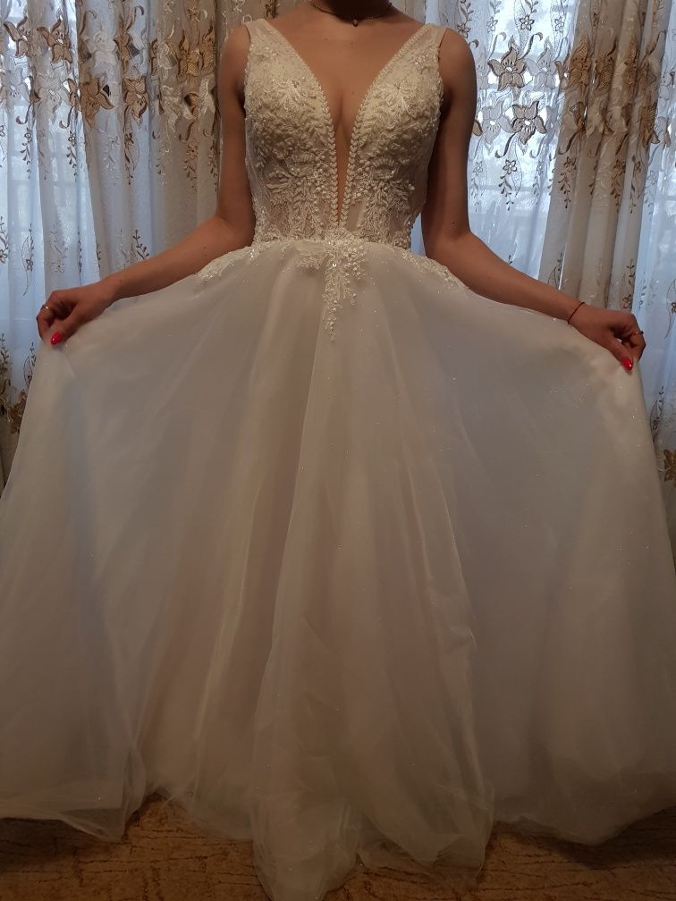Свадебное  платье на худенькую девушку