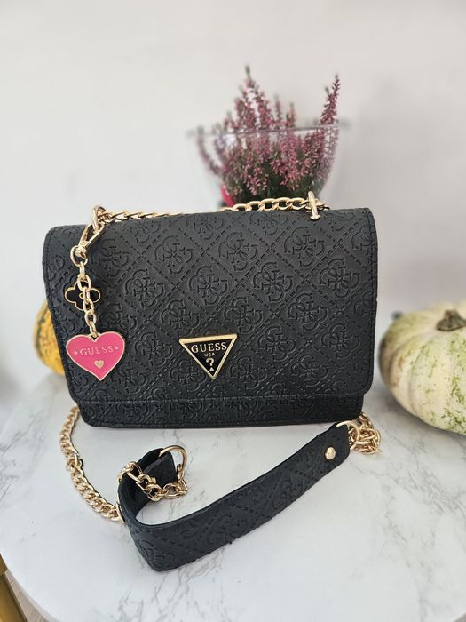 Torebka czarna z łancuszkiem Guess