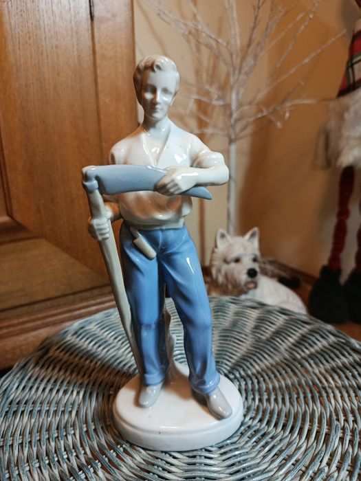 Figurka porcelanowa GDR żniwiarz
