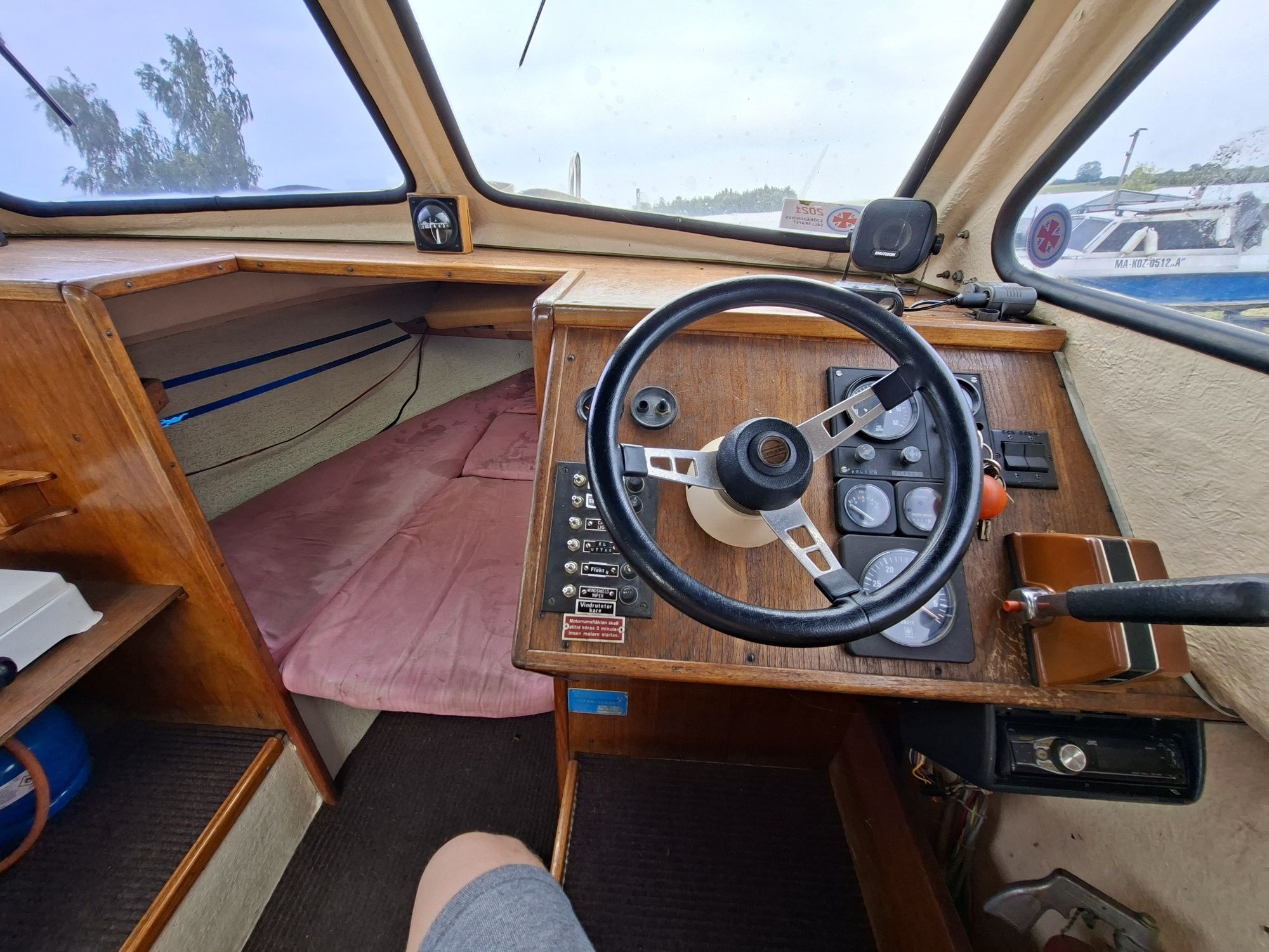 Łódka łódź kabinowa 585 silnik 130km zlew kuchneka kotwica elektryczna