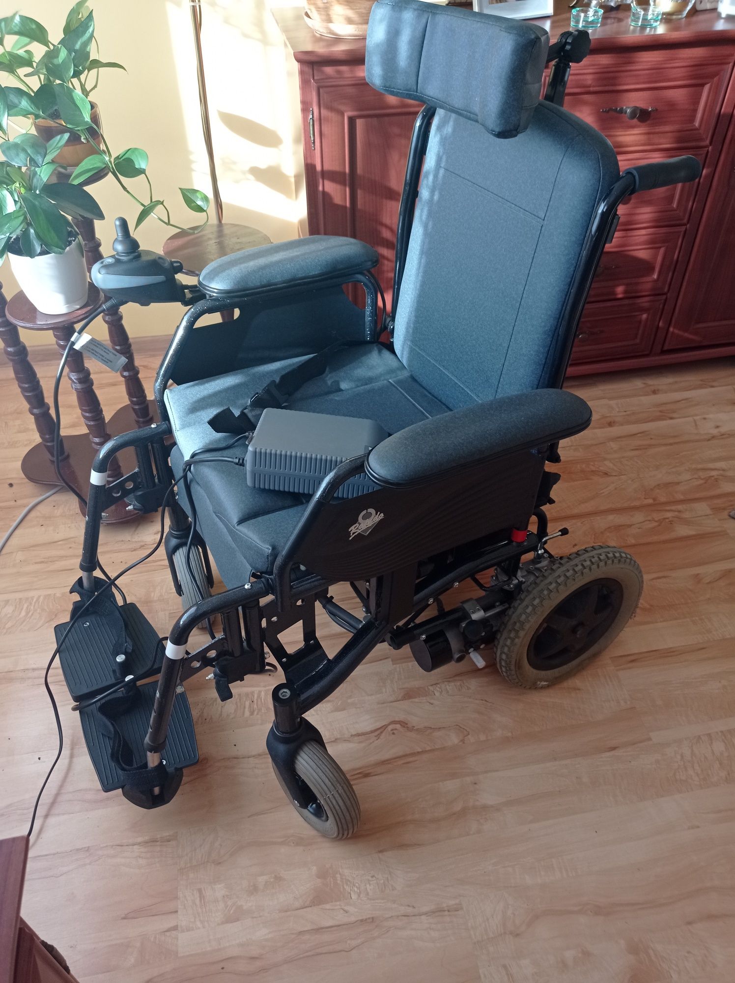 Sprzedam wózek inwalidzki elektryczny firmy RAPIDO cena 2500 /3500