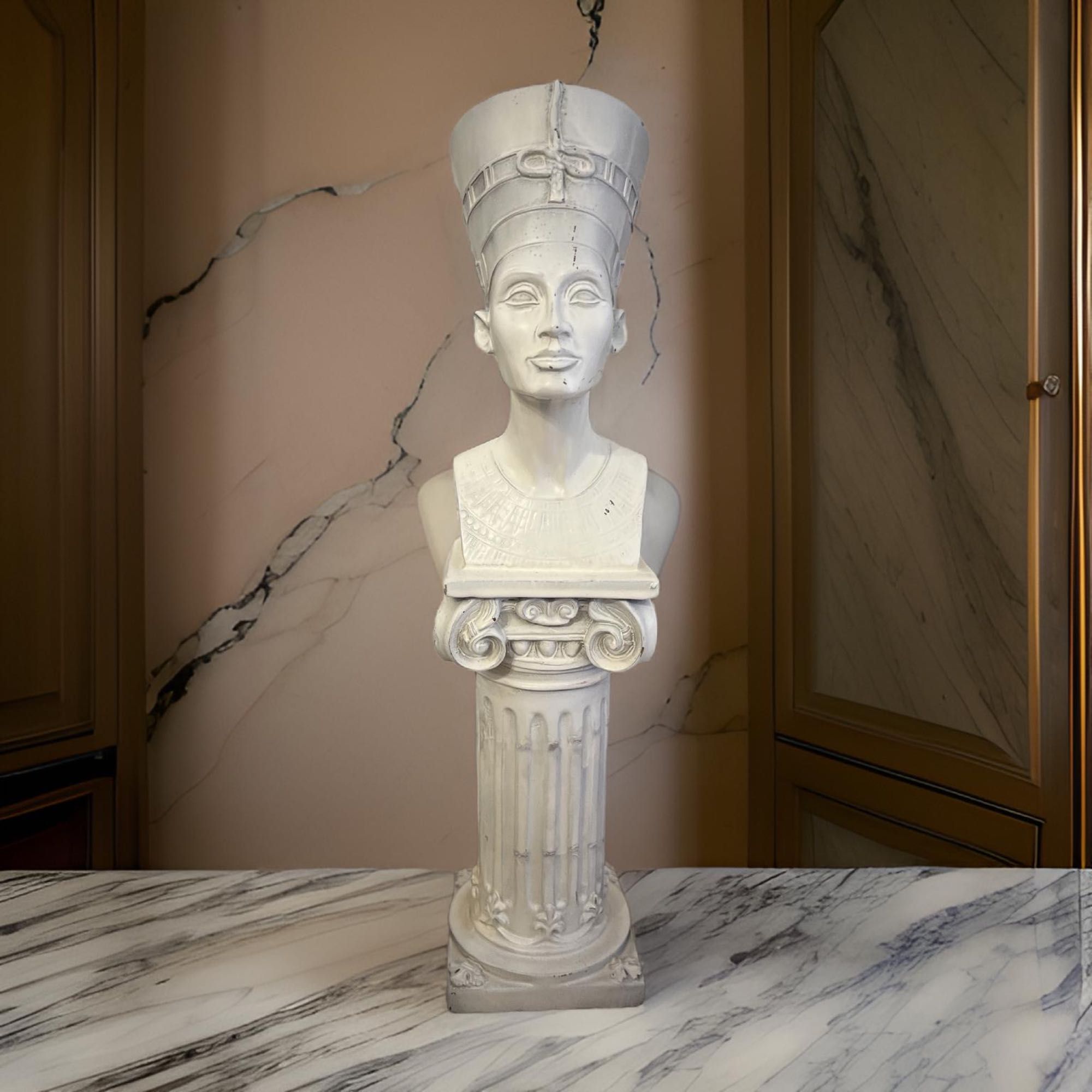 Nefretete na kolumnie, posąg z Egiptu, wysokość około 40 cm