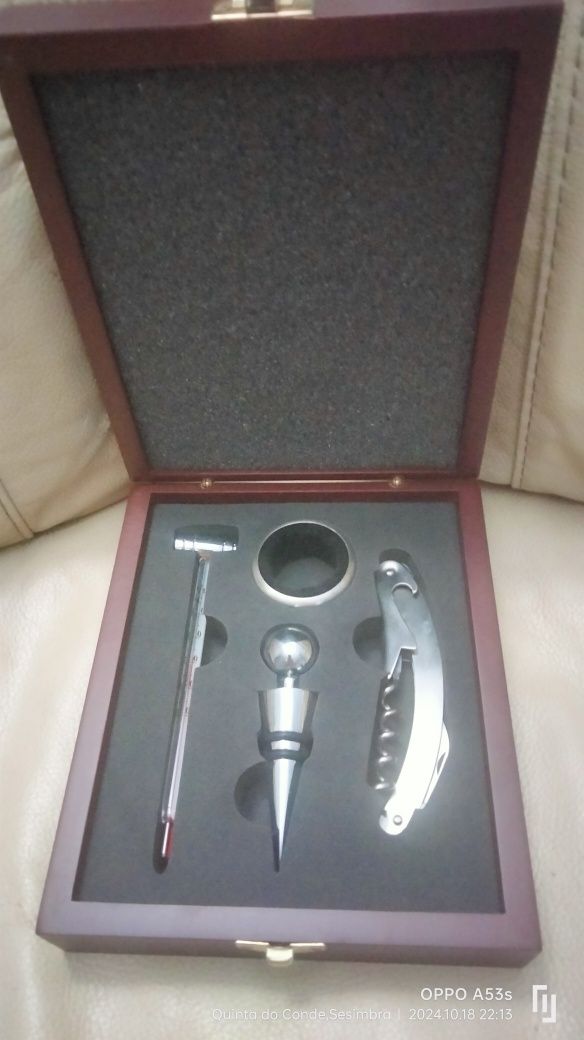 Caixa com utensílios para garrafas de vinho