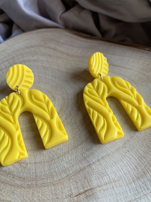 Brincos amarelos novos