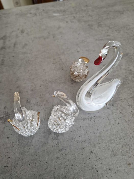 Estatuas de Gansos feitos em vidro e uma maçã