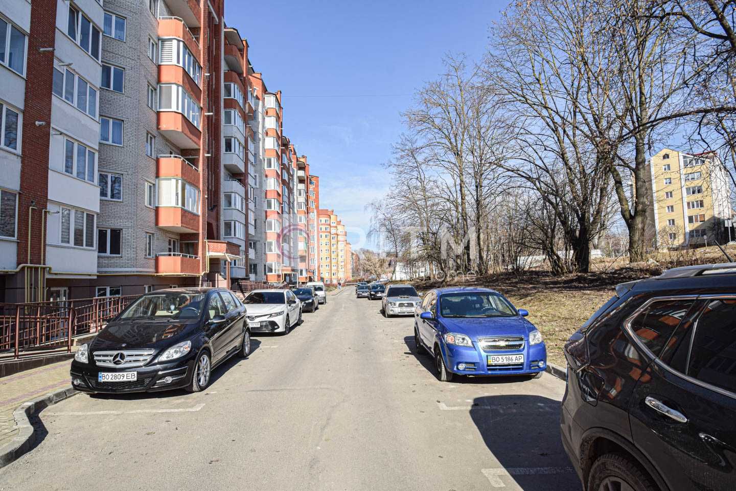 1-к. кв. з просторою кухнею, розташовану на першому поверсі будинку.