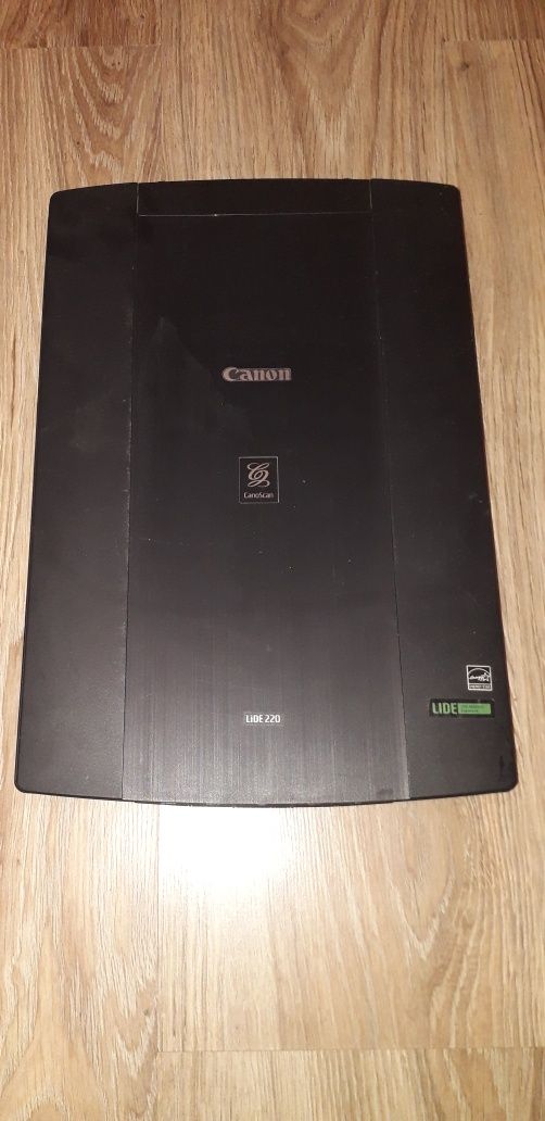 Płaski i cieńki skaner Canon Lide220, zasilany z usb.
