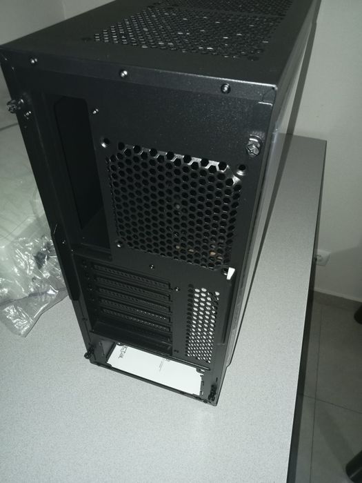 Caixa PC Fractal Design Focus G como nova