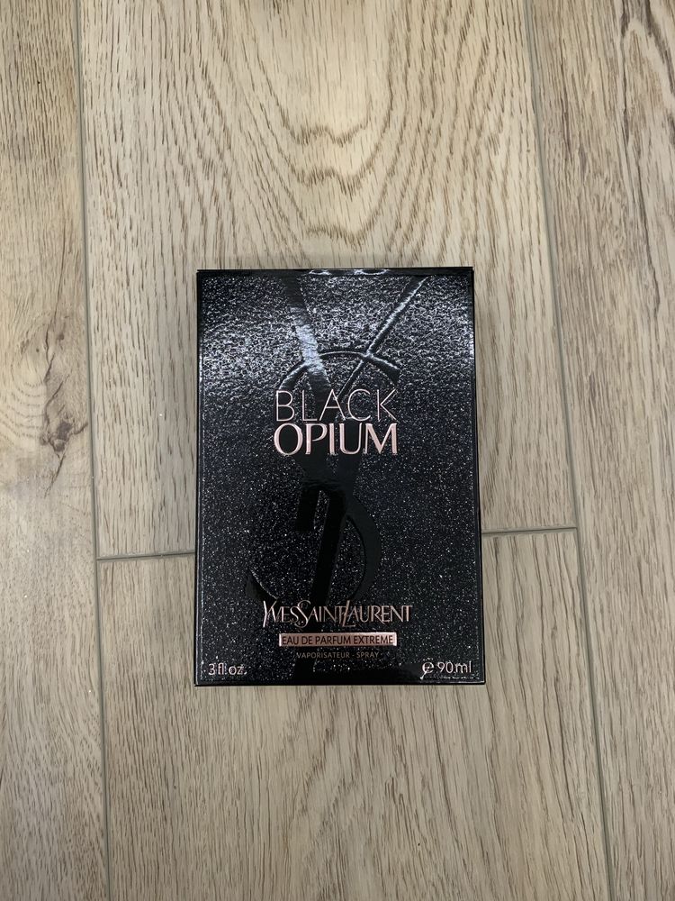Pudełko po perfumach Black Opium Yves Saint Laurent