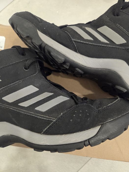 Зимове взуття кросівки Adidas terrex 38р 39р