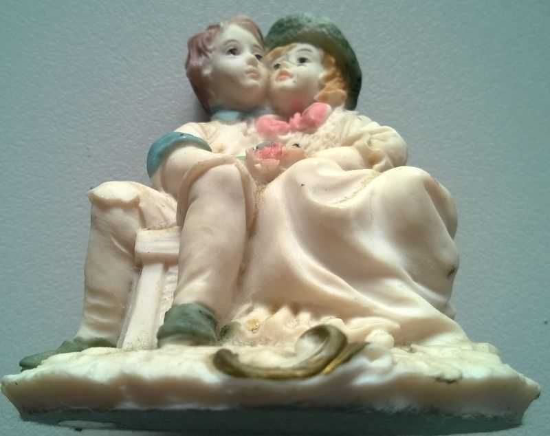 Figurka Zakochani zakochana para siedząca na ławeczce 7cm