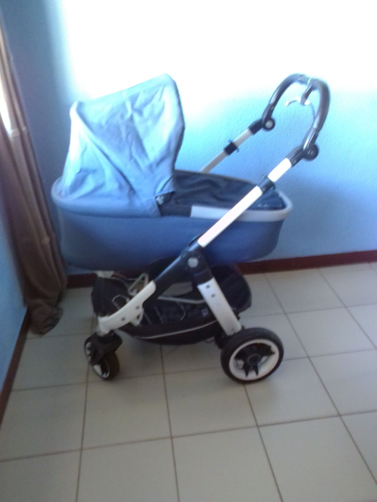 Carrinho, transportadora, manta mais brinquedo.