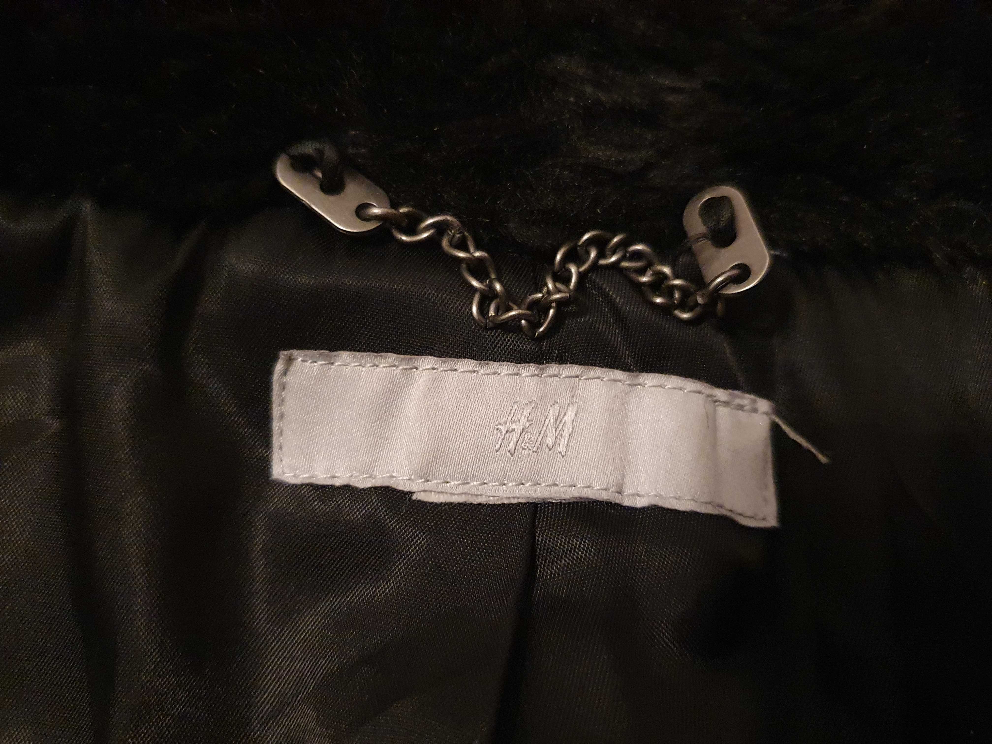 Futerko czarne firmy H&M