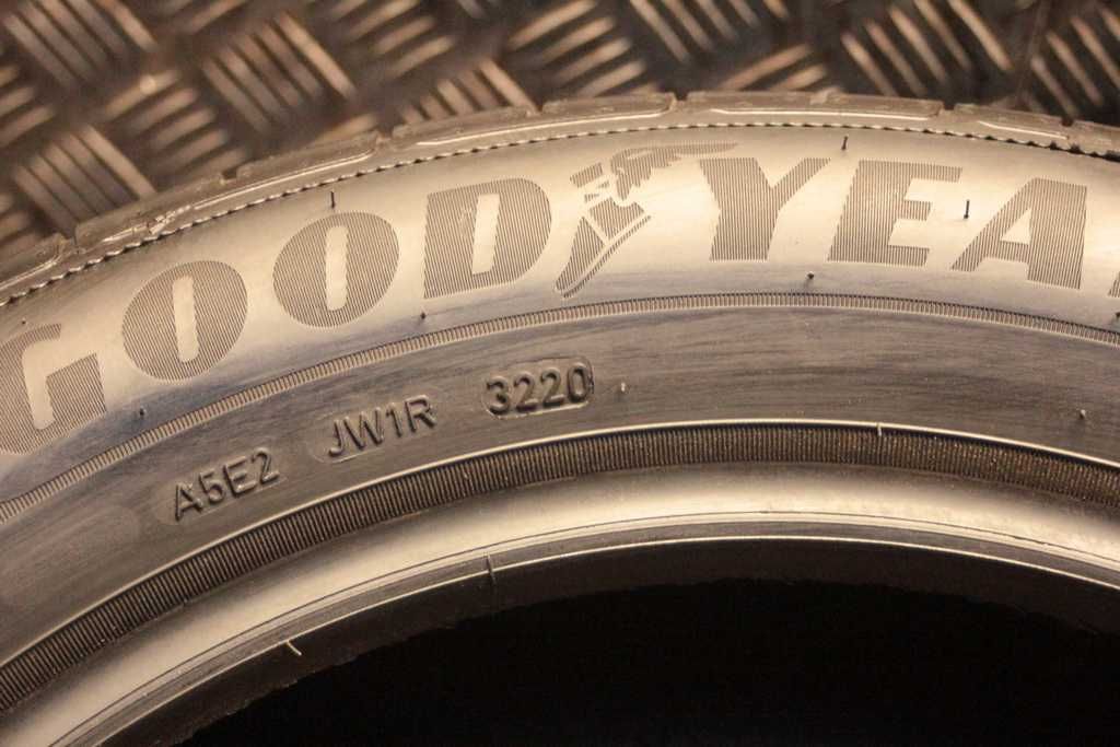 215/55/18 Goodyear EfficientGrip Performance 215/55 R18