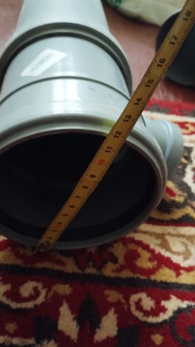 Труби для каналізації води .Залишки від ремонту