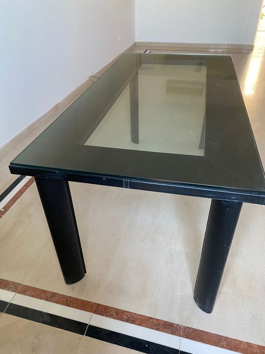 Mesa em cabedal e vidro de jantar
