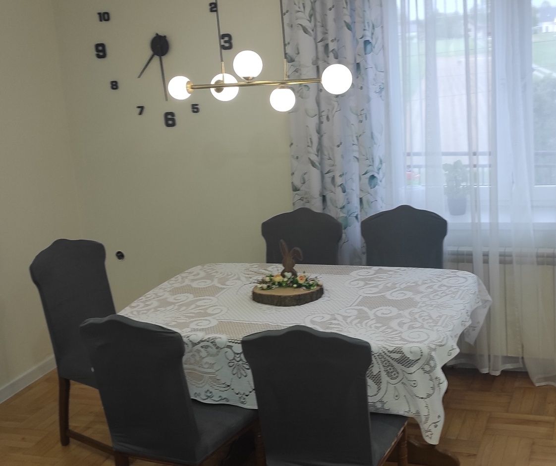 Stół z krzesłami